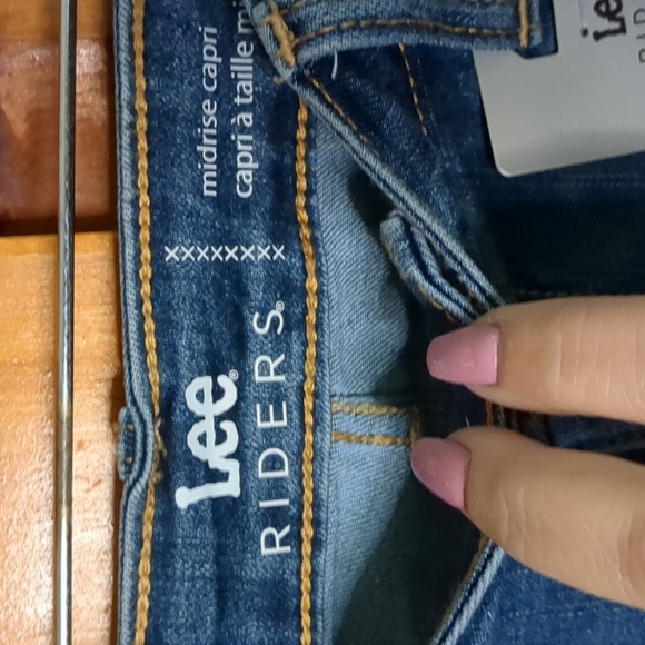 LEE* RIDERS mid rise denim capris 5 pocket zip/button fly front side slit detail - Picture 5 of 9